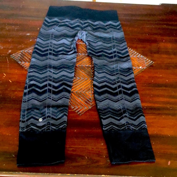Lululemon leggings. Excellent condition - worn 1 time. - Picture 1 of 3
